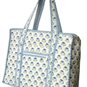 Bolso de lona para mujer con estampado floral azul y ribete a rayas, estilo bohemio, diseño de parte superior abierta. - Product Image 3