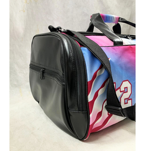 Bolsa Deportiva Sublimada Personalizada de 24 Pulgadas con Correa de Hombro Personalizada y Bolsillos Laterales en Cuero Artificial Resistente al Agua - Product Image 2