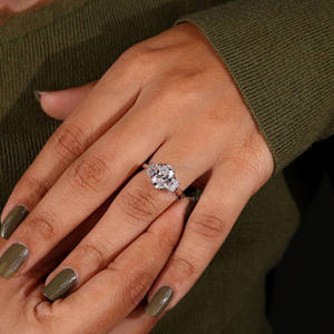 แหวนหมั้นเพชรสามเม็ดพร้อมหินด้านข้างครึ่งดวงจันทร์และการตั้งค่าง่ามคู่สีทอง18K - Product Image 4