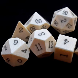 Dés de jeu artisanaux en corne et os, dés cubiques en corne de buffle avec design et taille personnalisables - Product Image 1