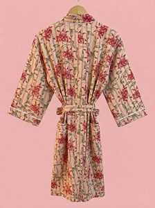 Kimono en coton à imprimé floral traditionnel pour femme, conçu comme une tenue de nuit décontractée et une élégante robe de détente. - Product Image 3