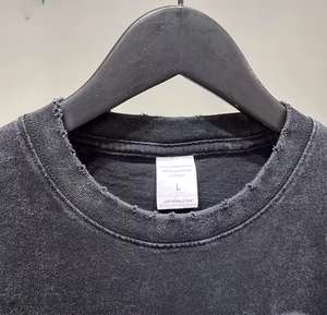 Camiseta Oversize Negra de Hombre con Estampado Gráfico, Lavado Ácido y Estilo Vintage, de Gran Gramaje, Venta al por Mayor OEM - Product Image 2