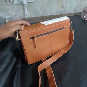 Sac bandoulière en cuir véritable style bohème avec fourrure, qualité supérieure, style cowgirl, à prix de gros - Product Image 4