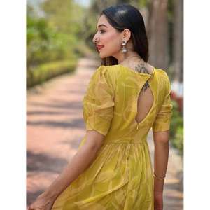 ชุดเดรสยาวพิมพ์ลายสีเหลืองเอวสูงแบบธรรมชาติ ซักได้ เป็นมิตรต่อสิ่งแวดล้อม สำหรับผู้หญิง แขนพอง คอกลม เหมาะสำหรับฤดูร้อน - Product Image 4