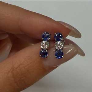 Boucles d'oreilles clous en or 14K et argent 925 avec saphir bleu, moissanite et trio de diamants, 1,84 carats, à tige linéaire, fabrication professionnelle - Product Image 2