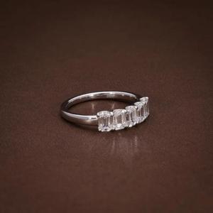 Bague en or blanc massif avec diamant taille émeraude, cinq pierres, sertie à griffes, bande simple et classique, demi-éternité, pour anniversaire ou mariage - Product Image 2
