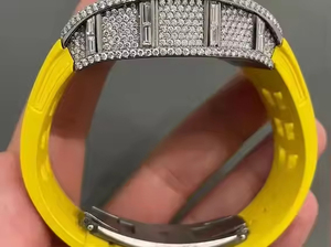 นาฬิกาข้อมือผู้ชายแฟชั่นปรับแต่งได้ ETA Quartz หน้าปัดสี่เหลี่ยม สแตนเลสสตีล 20 มม. ประดับเพชร VVS Moissanite กันน้ำ 5BAR - Product Image 2