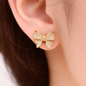 Boucles d'oreilles clous nœud papillon en or jaune 14 carats avec diamants pavés, bijoux fins de luxe pour femmes, vente en gros - Product Image 3
