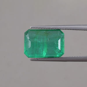 Esmeralda Natural Suelta Certificada por IGI, 6.23 Quilates, Corte Octogonal 13x9mm, Tallada a Mano, Pulida, Verde Claro, Encerada/Aceitada, Gema Excelente - Product Image 3