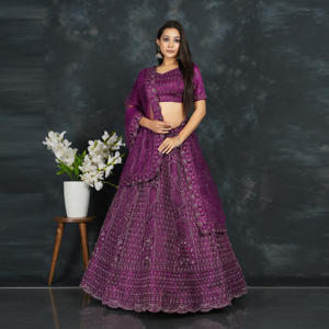 Lehenga Choli brodé en filet |   Motif entièrement recouvert de paillettes |   Bordure riche en zari |   Ensemble de dupatta pour les occasions de mariage festives - Product Image 4