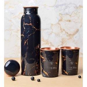 Juego de Botellas de Cobre con Estampado de Mármol Negro de Lujo con 2 Vasos, Botella de Agua de Cobre Puro de 1000 ml a Prueba de Fugas, Regalo para Yoga, Salud y Ayurveda - Product Image 1