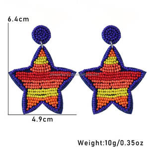 Pendientes colgantes hechos a mano con cuentas de estrella y diseño floral en naranja y amarillo para compromiso de mujer - Product Image 3