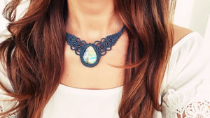 Collier pendentif en macramé avec pierre ovale naturelle sertie, design géométrique tressé fait main, bijoux unisexe style bohème - Product Image 2