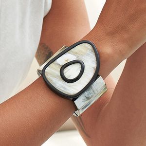 Brazalete de Cuerno de Búfalo Hecho a Mano, Ecológico y Elegante para Mujer, Joyería de Cuerno Natural con Estilo Tradicional, Regalo de Bautizo - Product Image 4