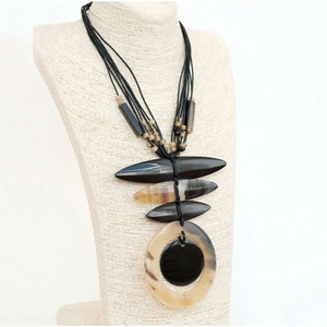 Distribuidor a granel que vende nuevos accesorios de joyería de moda de alta calidad, collar de cuerno, collar hecho a mano para mujer - Product Image 1