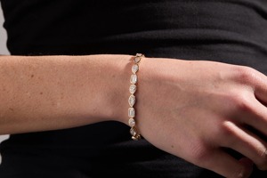 Pulsera de Diamantes Cultivados en Laboratorio de 11 Quilates con Múltiples Formas, Oro Amarillo de 14K, Certificación IGI, Plateada en Plata - Product Image 6