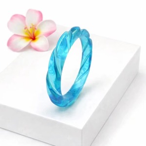 กำไลเรซิ่นพรีเมียมแบบเกลียว ผิวเรียบเนียน สีฟ้า น่ารัก สวยงาม กำไลเรซิ่นหรูหรา งานศิลปะเรซิ่นใส - Product Image 2