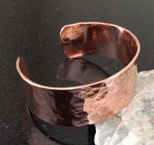 Bracelet manchette géométrique minimaliste en cuivre, design de bijoux en métal - Product Image 5