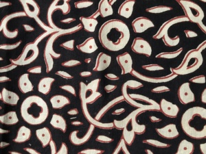 Tissu en coton imprimé à la main en gros – Motif floral noir et rouge, tissu en coton indien pour vêtements et fournisseurs textiles - Product Image 2