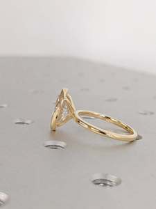 Bague de fiançailles, de mariage ou de promesse en or jaune 14 carats, sertie d'un diamant ovale de 2 carats cultivé en laboratoire, tendance, très demandée, cadeau pour femme. - Product Image 5