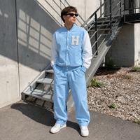 Ensemble de survêtement personnalisé OEM pour homme, bleu pastel, avec veste coupe-vent en nylon à manches contrastantes et pantalon de jogging style collage avec lettres en chenille – Fabrication usine