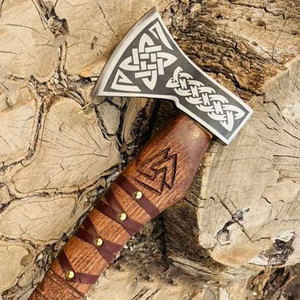 Hacha Decorativa de Estilo Vikingo de Grado Industrial con Cabeza con Patrón Nórdico, Hoja de Acero al Carbono, Mango de Madera Envolvente y Aspecto Rústico - Product Image 4