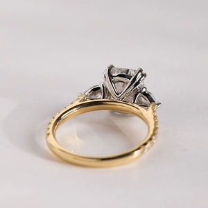 แหวนหมั้นเพชรทรงลูกแพร์ประดับเพชรด้านข้างแบบพรีเมียม เพชรเพาะเลี้ยงในห้องปฏิบัติการ รับรองโดย IGI สี D E F ความใส VVS VS ทองคำ ทองคำกุหลาบ ทองคำขาว - Product Image 4