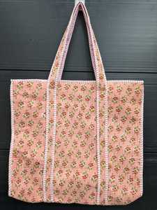 Sac fourre-tout matelassé en coton imprimé floral fait main style vintage avec fermeture éclair et chaînes, lavable pour le voyage et le shopping - Product Image 3