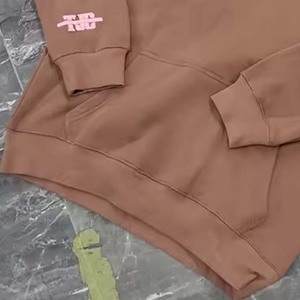 Sudadera con Capucha Unisex Marrón con Logotipo de Letras Rosadas, Corte Holgado, Estilo Casual, Tela French Terry, para Otoño - Product Image 2