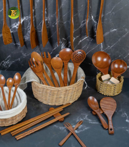 Cuillère de service artisanale en teck, louche à soupe minimaliste à long manche, esthétique rustique, photogénique, vaisselle de table - Product Image 3