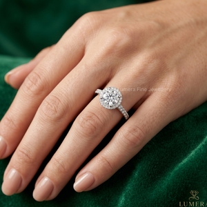 Anillo de Compromiso con Diamante de Corte Redondo Certificado por IGI, Anillo de Boda con Halo y Banda Pavé para Mujer, Disponible en Oro de 9K, 10K, 14K y 18K - Product Image 5
