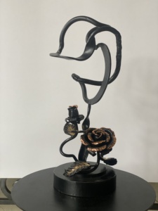 Estatua de Rosa de Hierro Forjado Khang Hung Phat, Pieza de Arte Decorativa con Acabado Pintado, Diseño Elegante para Decoración del Hogar y Jardín - Product Image 5