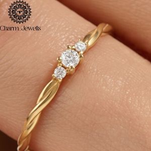 Bague de fiançailles pour femme Charm_Jewells en or jaune avec trois pierres de moissanite taille brillant ronde, sertie à griffes, style classique - Product Image 4