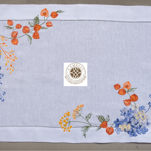 Vibrante bordado de hortensias y bayas de lirio sobre lino suave, que aporta un color fresco de jardín y un encanto alegre a cualquier mesa. - Product Image 1