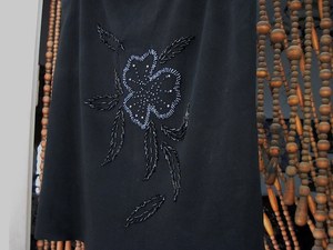 Nouvelle Robe de Soirée Droite Modeste 2026 pour Femmes Musulmanes, Faite à la Main avec Broderies Lourdes, Perles, Paillettes, Pompons et Cape Naturelle - Product Image 2