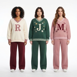 Ensemble assorti sweat-shirt col en V et pantalon long pour femme, avec broderie florale personnalisée de grande initiale - Product Image 4