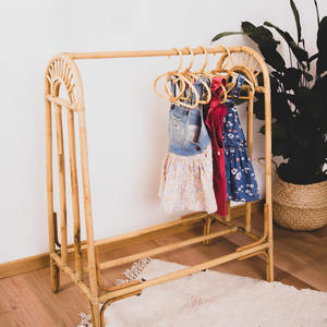 Perchero de ratán para exhibir ropa en tiendas y en el hogar, una excelente opción, resistente, con barra para colgar ropa. - Product Image 1