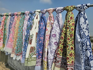 Paréo de Luxe Sanganeri Imprimé à la Main en Gros, 100% Coton Fait Main, Sarong Bohème de Plage pour Femme, Paréo en Voile de Coton Doux - Product Image 1