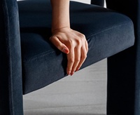 Fauteuils d'appoint modernes en forme de tonneau en velours avec pieds en bois Coiffeuse de chambre à coucher assemblée noire Salle à manger/Salon/Chaises d'appoint murales