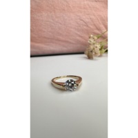Anillo de compromiso clásico para mujer con moissanita de 1.01 quilates en engaste de barra, listo para usar, chapado en rodio, plata de ley 925, tercera parte.