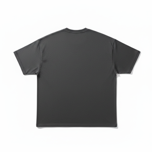 เสื้อยืดแขนสั้นสีเทาเข้มสำหรับผู้ชาย พิมพ์ลายโลโก้ด้านหน้า ทรงหลวม คอกลม สไตล์สตรีท ผ้าเจอร์ซีย์คอตตอน 100% ป้องกันการเป็นขุย - Product Image 3