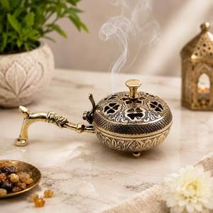Mabkhara artisanale en laiton avec un travail de gravure Jaali complexe pour la combustion d'encens traditionnel et l'aromatisation de la maison - Product Image 1