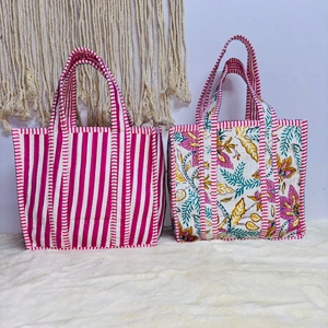 กระเป๋าโท้ทแบบเปิด-ปิด กระเป๋าโท้ทบุผ้าฝ้าย กระเป๋าโท้ทลายดอกไม้สีฟ้า กระเป๋าโท้ทเย็บลายแบบควิลท์ กระเป๋าโท้ททำมือจากอินเดีย กระเป๋าโท้ทผ้าฝ้ายพิมพ์ลายบล็อกแบบรักษ์โลก - Product Image 4