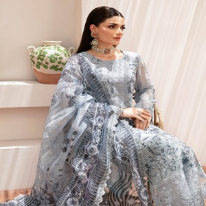 Robes de soirée lourdes pour femmes avec costumes en mousseline brodée Costumes Punjabi 3 pièces par Ramsha Vol DASTAN-2 Long Maxi Frock - Product Image 1