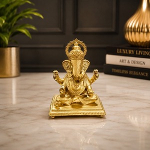 รูปปั้นพระพิฆเนศชุบทองเหลืองจาก Jaipur Metals |   ของตกแต่งบ้านตามหลักศาสนาแบบดั้งเดิม |   4.5x4.5x6ซม. |   แท่นวางของตกแต่งสำหรับพูจาและของขวัญ - Product Image 1
