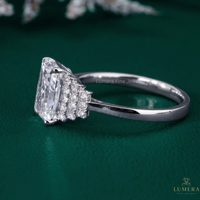Anillo de Compromiso de Lujo con Tres Piedras de Moissanita Corte Esmeralda y Piedras Laterales en Racimo, Anillo de Boda de Plata de Ley 925 para Mujer