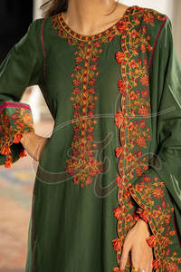 Trajes de Mujer de Tres Piezas, Color Verde Botella, Ecológicos, de Alta Calidad, Diseño Moderno y Tradicional - Product Image 3