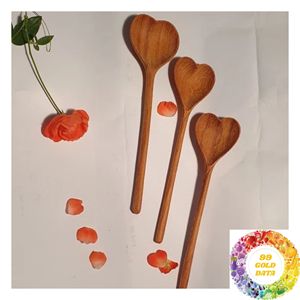 Cuillère de cuisine en bois en forme de cœur, ustensile rustique fait main pour la cuisine, le service de restaurant et les idées de cadeaux romantiques - Product Image 1