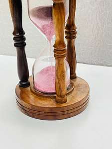 Sablier en bois de 6,5'' avec sable rose |   Horloge à sable de table rustique avec design croix d'ange pour décoration de fête d'anniversaire - Product Image 3