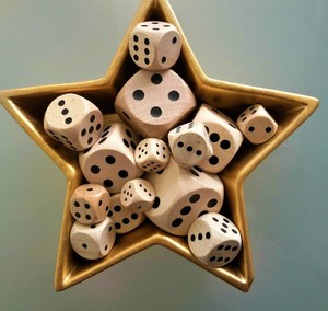 Dés de Ludo en bois poli et lisse, faits à la main, légers, durables, gravés, éco-responsables, ensemble de dés de jeu de société multifonctionnels - Product Image 4